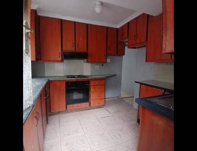 8 BEDROOM HOUSE FOR SALE IN UMLAZI J